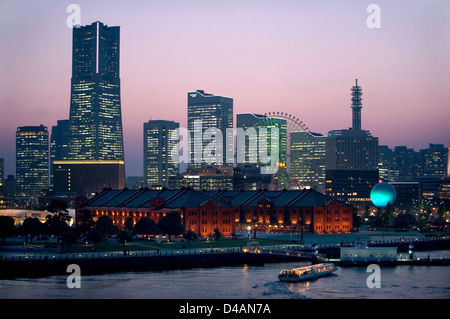 En début de soirée voir de Landmark Tower à MM21 (Minato Mirai 21) waterfront complexe, Yokohama, Japon. Banque D'Images