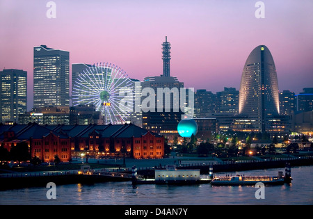 En début de soirée voir de Landmark Tower à MM21 (Minato Mirai 21) waterfront complexe, Yokohama, Japon. Banque D'Images