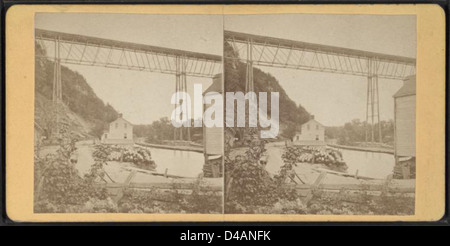Tirage photographique montrant une vue du pont de chemin de fer à Rosendale, New York, avec un ruisseau qui coule en dessous. L'image est prise à la fin du XIXe siècle, capturant l'exploit d'ingénierie du pont dans le paysage naturel du comté d'Ulster. Banque D'Images