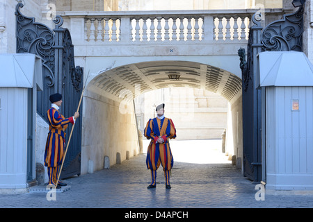 Gardes Suisses en service à la Cité du Vatican à Rome Banque D'Images