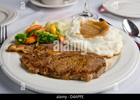 Assiette avec la Purée de pommes de terre, Steak sauce de légumes Banque D'Images