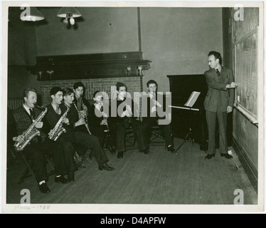 En avril 1938, un cours de musique au Plaza Music Center de Brooklyn, New York, a été documenté. La photo montre des élèves pratiquant des instruments en cuivre sous la direction d’un enseignant, dans le cadre de l’initiative d’éducation musicale de Works Progress Administration. Banque D'Images