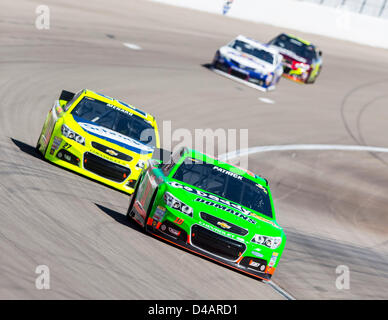 Las Vegas, Nevada, USA. 10 mars 2013. Danica Patrick (10) races à travers les virages pendant la Kobalt Tools 400 à Las Vegas Motor Speedway à Las Vegas, NV. Credit : Cal Sport Media / Alamy Live News Banque D'Images