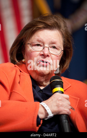 Le télescope spatial Hubble de la NASA capture des images améliorées d'étoiles et de galaxies lointaines, offrant de nouvelles perspectives sur la structure et la formation de l'univers. Banque D'Images