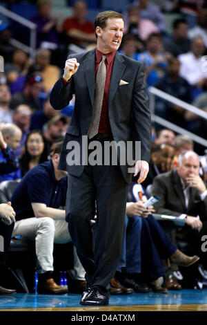 La Nouvelle-Orléans, Louisiane, Etats-Unis. 10 mars 2013. Portland Trail Blazers entraîneur en chef Terry Stotts réagit au cours de la NBA basketball match entre les New Orleans Hornets et les Portland Trail Blazers au New Orleans Arena à New Orleans, LA. Credit : Cal Sport Media / Alamy Live News Banque D'Images