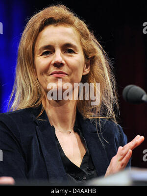 Écrivain français Delphine de Vigan est photographié au cours d'une lecture de son livre 'Le rire de ma mère' à la Literature Festival allumé.Cologne à Cologne, Allemagne, 10 mars 2013. Photo : Henning Kaiser Banque D'Images