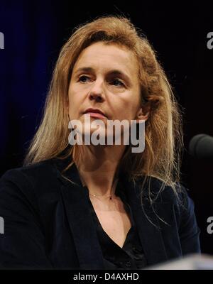 Écrivain français Delphine de Vigan est photographié au cours d'une lecture de son livre 'Le rire de ma mère' à la Literature Festival allumé.Cologne à Cologne, Allemagne, 10 mars 2013. Photo : Henning Kaiser Banque D'Images