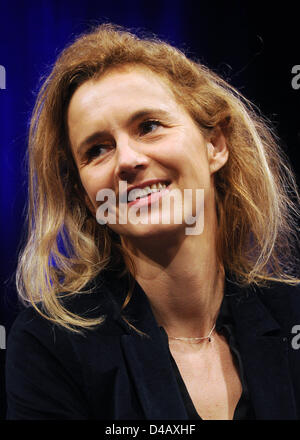 Écrivain français Delphine de Vigan est photographié au cours d'une lecture de son livre 'Le rire de ma mère' à la Literature Festival allumé.Cologne à Cologne, Allemagne, 10 mars 2013. Photo : Henning Kaiser Banque D'Images