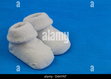 Chaussettes bébé bleu sur fond bleu Banque D'Images