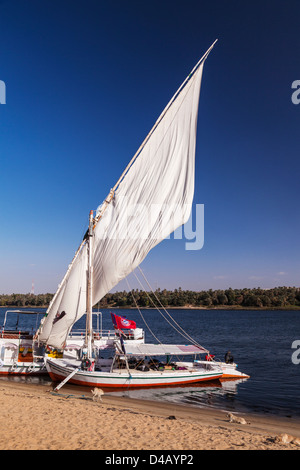 1900 tourisme et l'appui bateau amarré sur la rive du Nil près d'Assouan. Banque D'Images