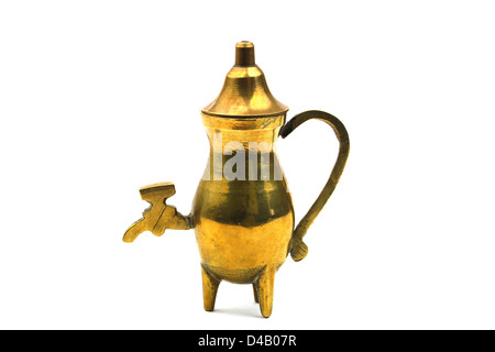 Samovar miniature en laiton Vintage isolated on white Banque D'Images