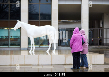 Vue générale de 'Cheval Blanc', une sculpture par Mark Wallinger en dehors du British Council sur le siège londonien de la Mall Banque D'Images