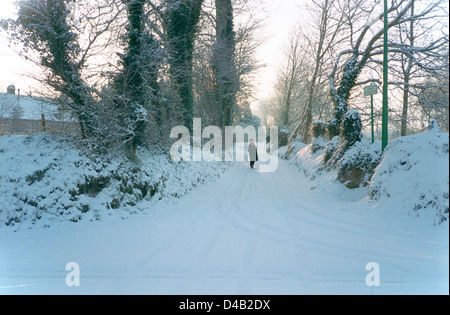 La figure dans la neige, village, Normandie, France Banque D'Images