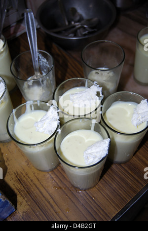 Lassi est faite en mélangeant le yaourt avec de l'eau et les épices indiennes. Banque D'Images