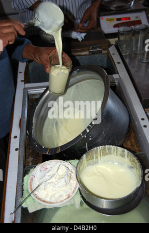 Lassi est faite en mélangeant le yaourt avec de l'eau et les épices indiennes. Banque D'Images