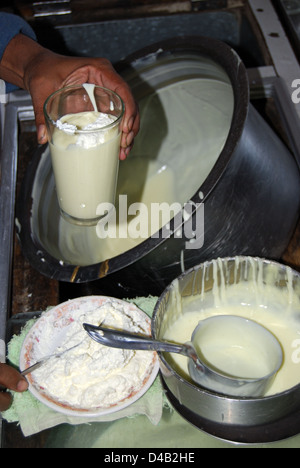 Lassi est faite en mélangeant le yaourt avec de l'eau et les épices indiennes. Banque D'Images