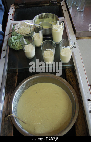 Lassi est faite en mélangeant le yaourt avec de l'eau et les épices indiennes. Banque D'Images