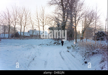 La figure dans la neige, village, Normandie, France Banque D'Images