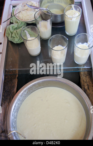 Lassi est faite en mélangeant le yaourt avec de l'eau et les épices indiennes. Banque D'Images