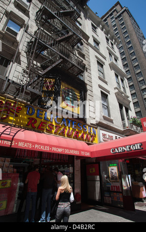 2010 HISTORIQUE CARNEGIE DELICATESSEN RESTAURANT SEPTIÈME AVENUE MIDTOWN MANHATTAN NEW YORK CITY USA Banque D'Images