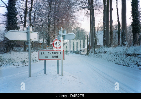 Panneaux dans la neige, Normandie, France Banque D'Images