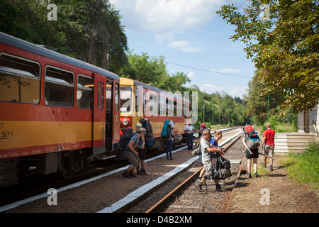 Les jeunes voyageurs routards allemand avec des sacs de quitter le train à Szilvasvarad en Hongrie Banque D'Images