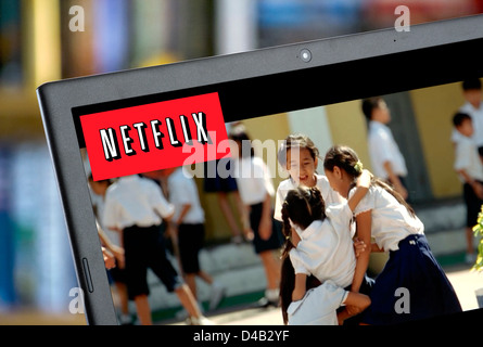 Regarder un film en ligne Netflix via streaming sur un ordinateur portable, UK Banque D'Images