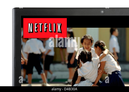 Regarder un film en ligne Netflix via streaming sur un ordinateur portable, UK Banque D'Images