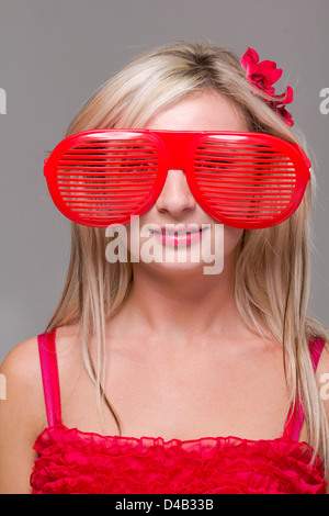 Femme en lunettes clown fou Banque D'Images