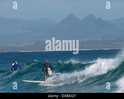 Surfeurs de Byron Bay Australie Nouvelle Galles du sud Banque D'Images