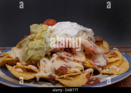 Photo de nachos au fromage sur une plaque Banque D'Images