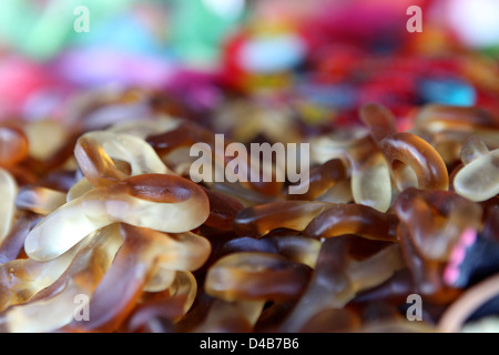 Des bonbons en forme de serpents (aussi : gummy candy, gummies ou jelly sweets) à base de gélatine, chewy candy. Banque D'Images