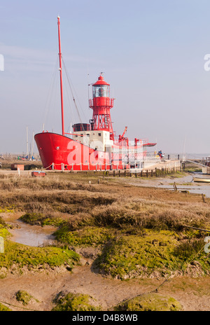 Bateau léger à la marina de Tollesbury, Essex, Angleterre. Banque D'Images