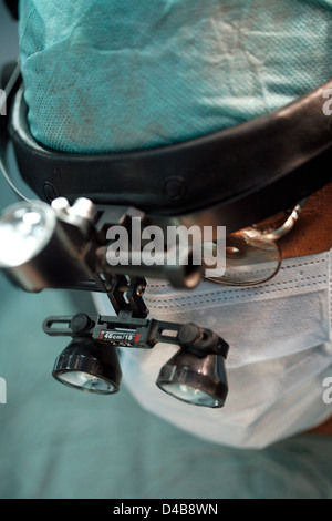 Les loupes va donner au chirurgien une bien plus précise de la zone d'exploitation. Banque D'Images