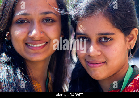 Deux filles indiennes heureuses Banque D'Images