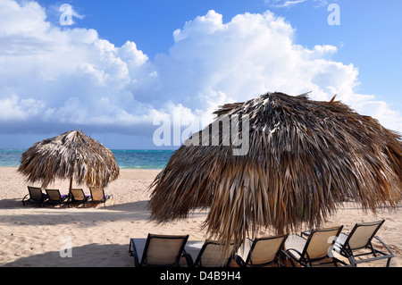 Profiter de la mer, sable et ciel à la plage des Caraïbes Banque D'Images