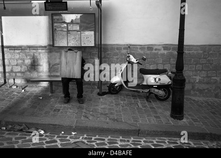 L'homme et de scooter, Rue Saint-Eleuthère, Montmartre, Paris Banque D'Images