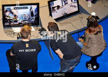 Les visiteurs participer à un tournoi multijoueur de Call of Duty Black Ops 2 jeu de l'ordinateur à l'Eurogamer Expo à Earls Court Banque D'Images