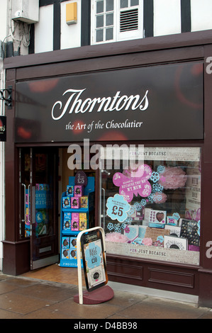 Thorntons boutique de chocolat avec l'affichage de la fenêtre de la Fête des Mères Banque D'Images