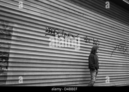 Homme debout par sécurité stores, rue Rambuteau / les Halles, Paris Banque D'Images