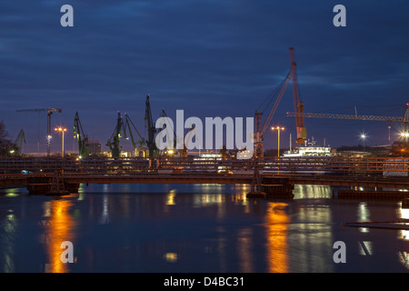 Grand pont et grues sur le chantier naval de nuit. Banque D'Images