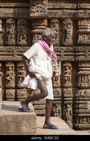 Un homme âgé dans un dhoti descend pas au Temple du Soleil de Konark près de Puri, Inde, l'état d'Odisha Banque D'Images