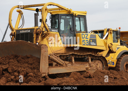 Komatsu bulldozer bulldozer jaune sable et rochers au nouveau projet sentinelle en Zambie Banque D'Images