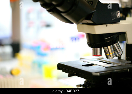 Un gros plan d'objectifs sur un microscope. Banque D'Images