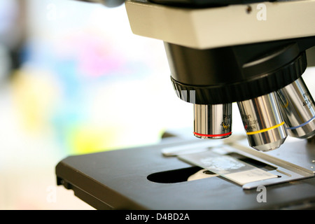 Un gros plan d'un objectif 4X sur un microscope. Banque D'Images