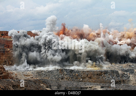 Le dynamitage à Kansanshi mine de cuivre à ciel ouvert l'industrie minière Kansanshi PLC, une filiale de First Quantum. Banque D'Images