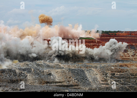 Le dynamitage à Kansanshi mine de cuivre à ciel ouvert l'industrie minière Kansanshi PLC, une filiale de First Quantum. Banque D'Images