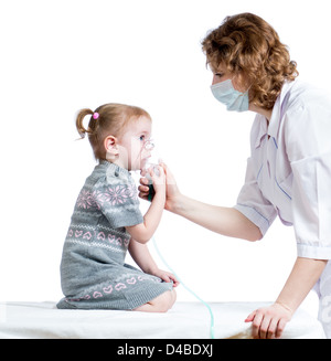 Masque inhalateur Doctor pour respirer, Hôpital pour enfants Banque D'Images