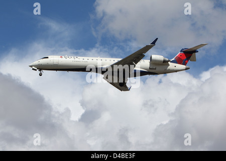 LOS ANGELES, CALIFORNIE, USA - 8 mars 2013 - Delta Connection Bombardier CRJ-701 atterrit à l'aéroport de Los Angeles Banque D'Images