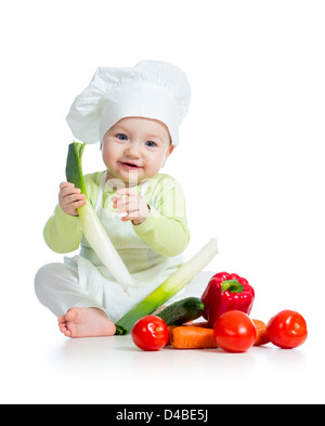 Bébé garçon portant un chapeau de chef avec des aliments sains légumes Banque D'Images